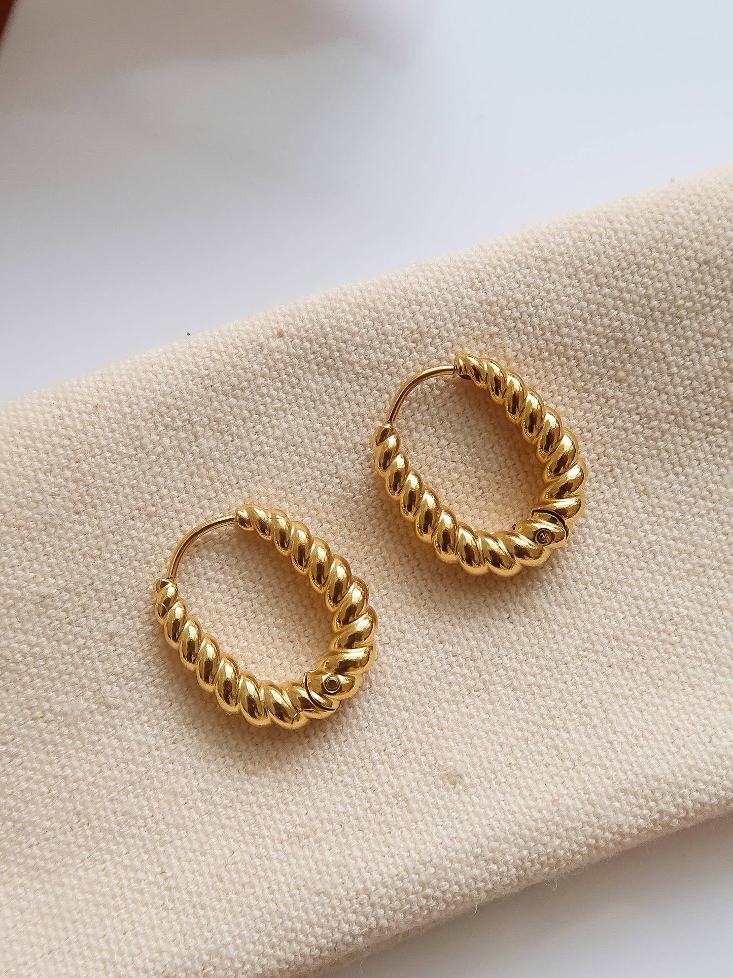 Cere 18K Gold Non-Tarnish Twisted Hoop Earrings: Yellow Gold / Oval