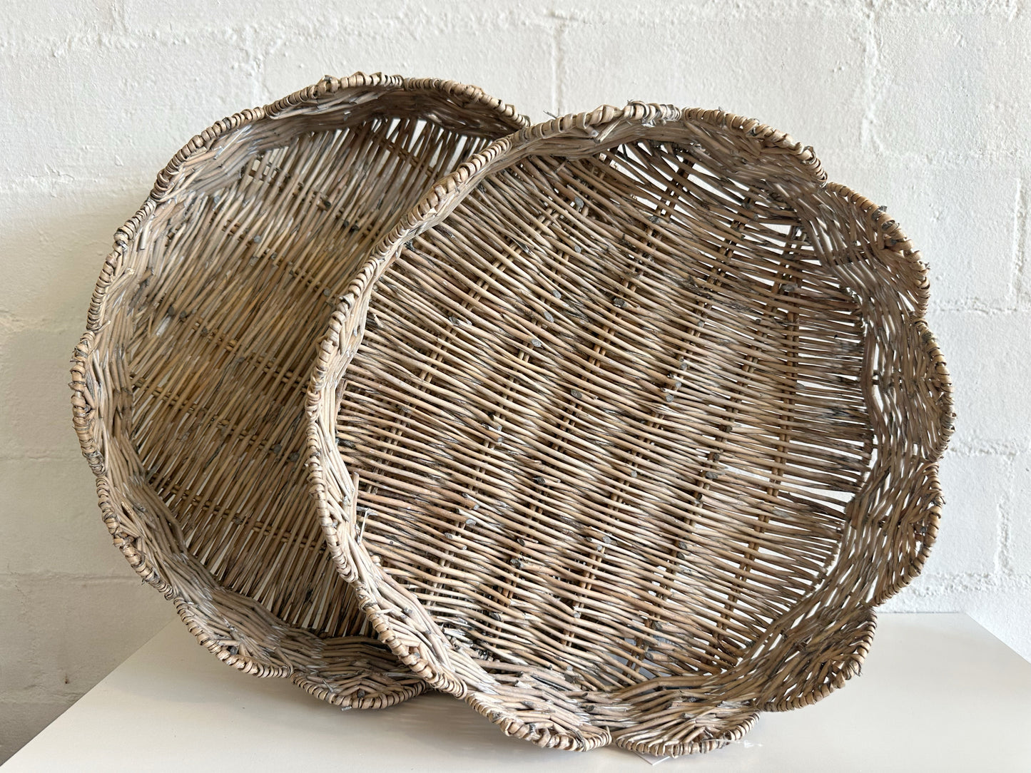 GREY WASH WILLOW ROUND TRAY