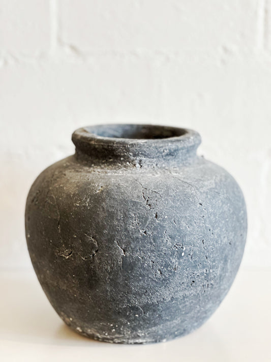 BLACK ROUND VASE