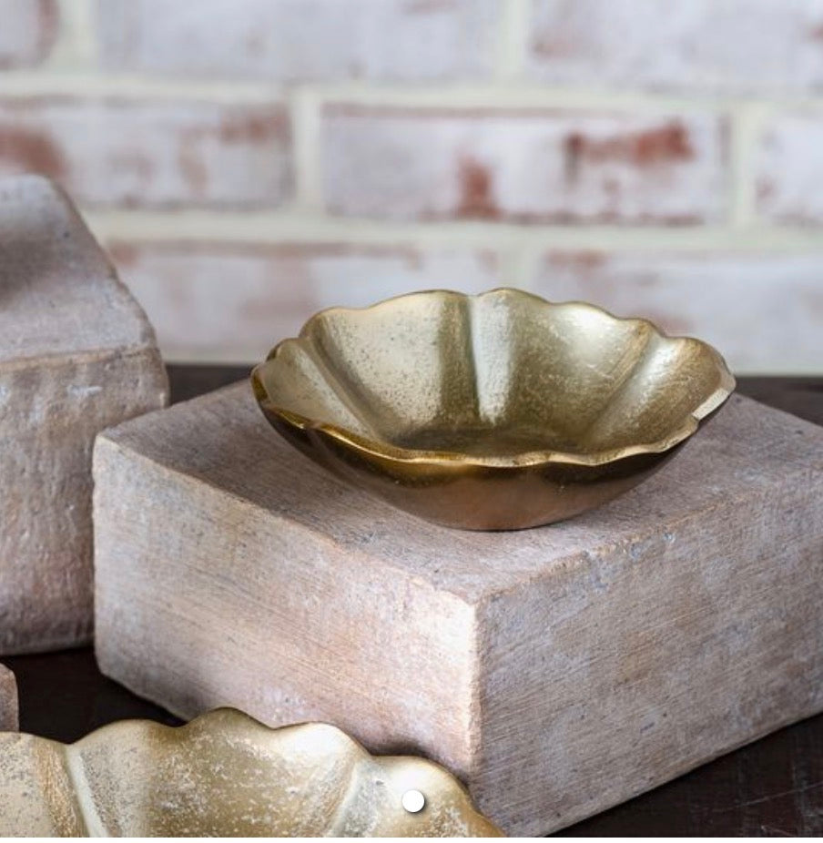 ANTIQUE STYLE WAVY RIM GOLD BOWL