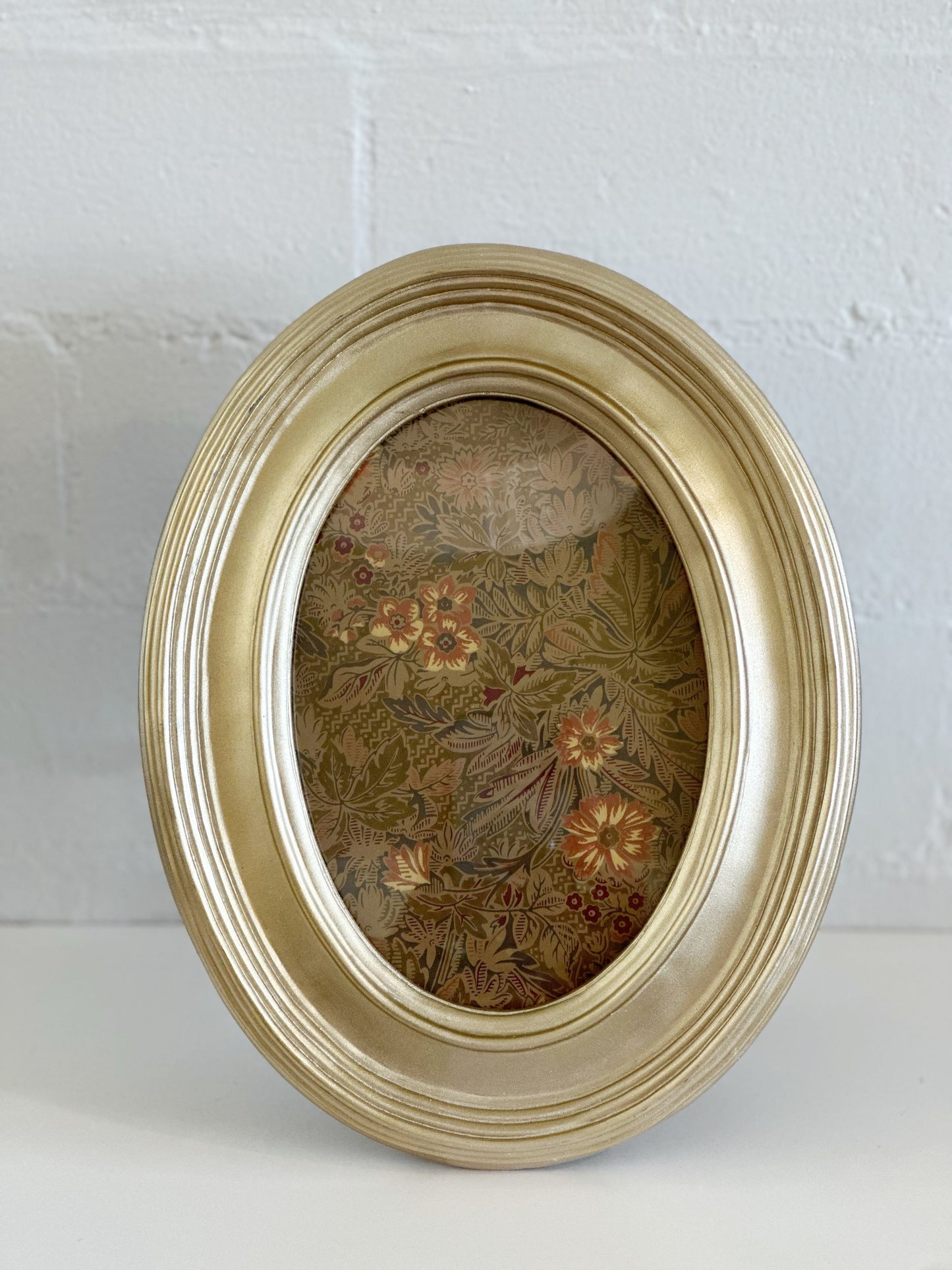 Oval Gold 8x6” frame