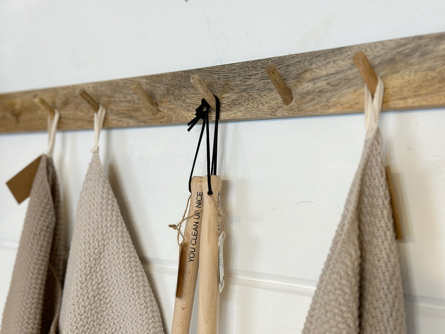 7 HOOK WOOD WALL RACK