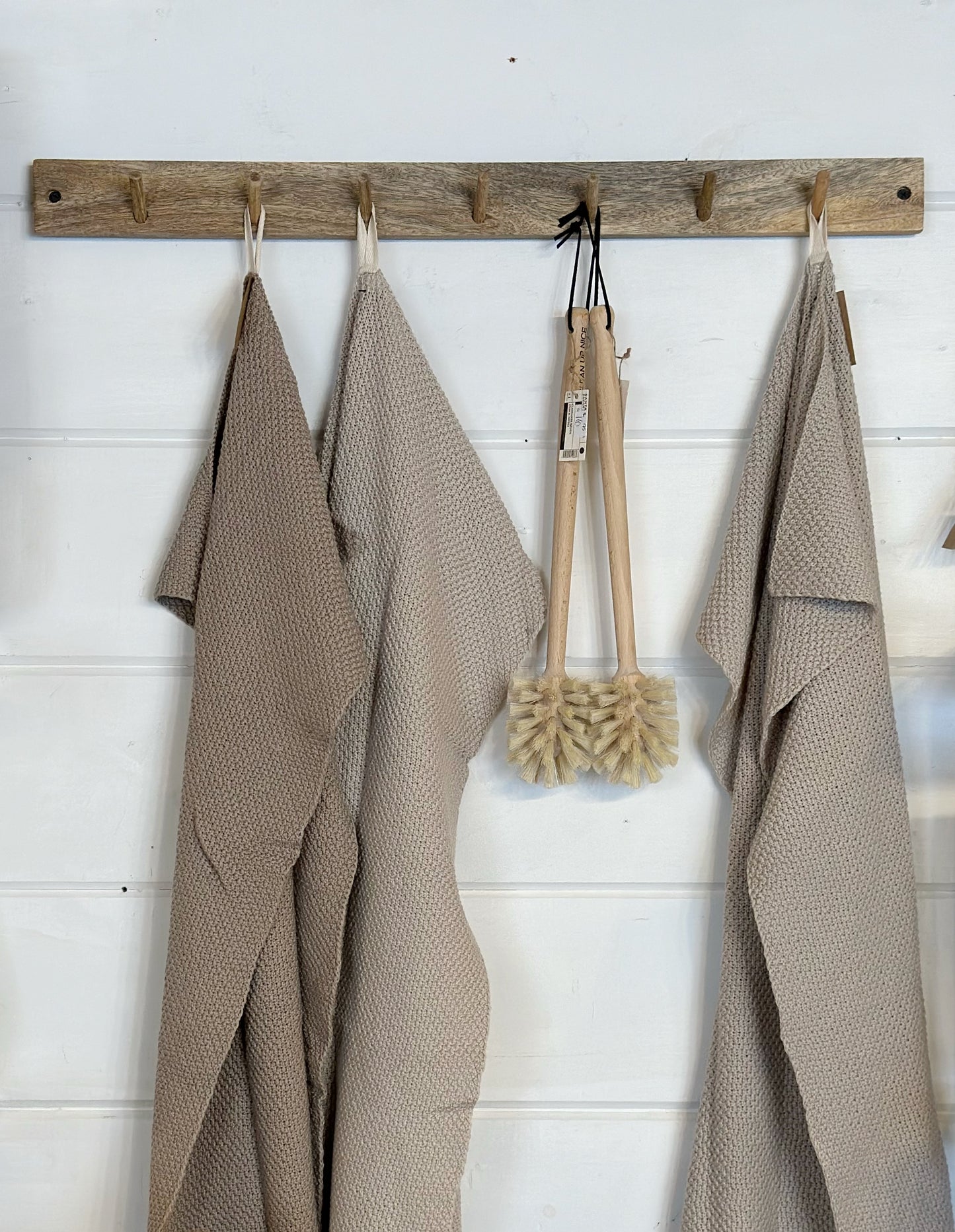 7 HOOK WOOD WALL RACK