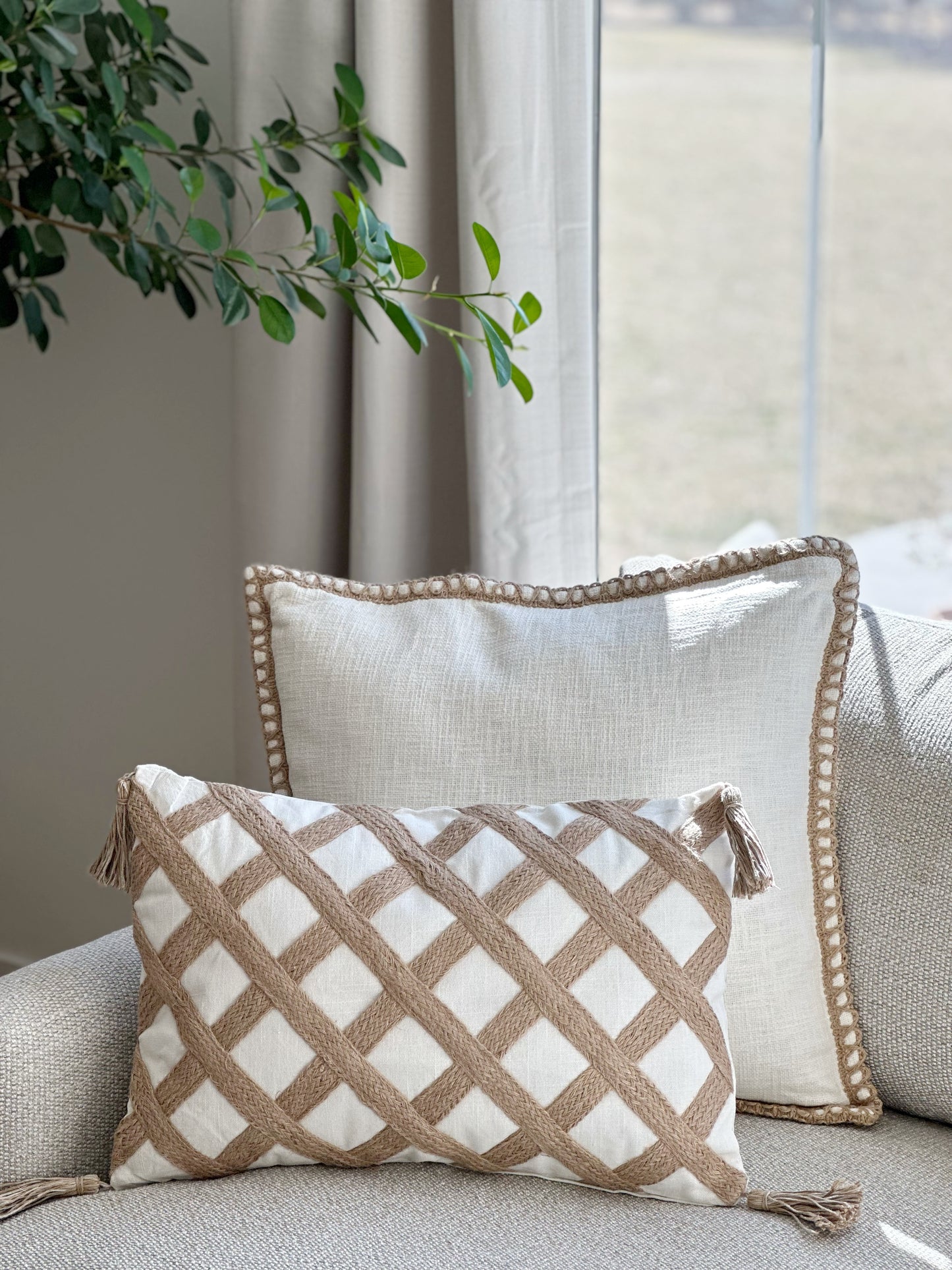 COTTON WHITE & JUTE LATTICE PILLOW W/TASSELS