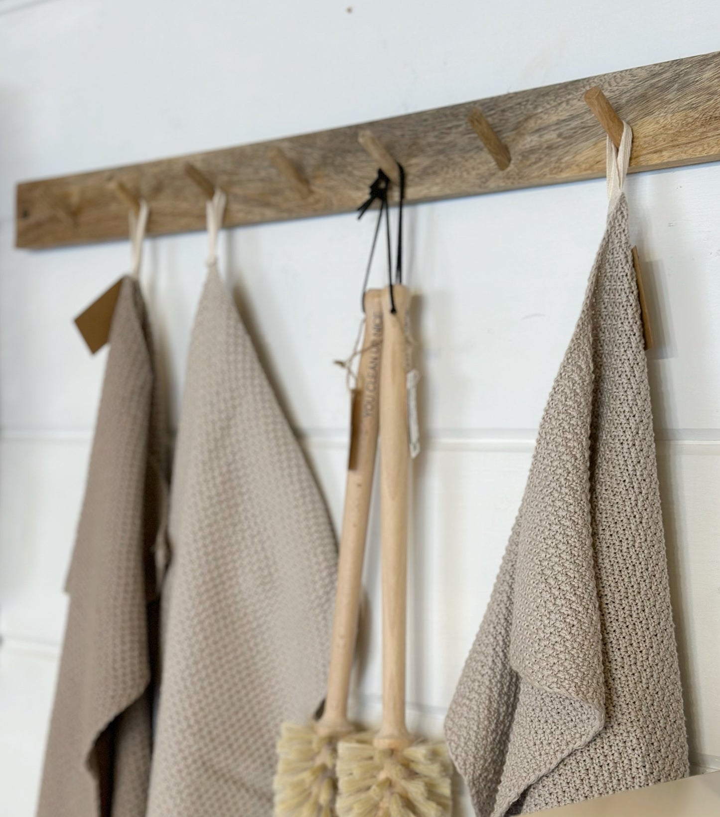 7 HOOK WOOD WALL RACK