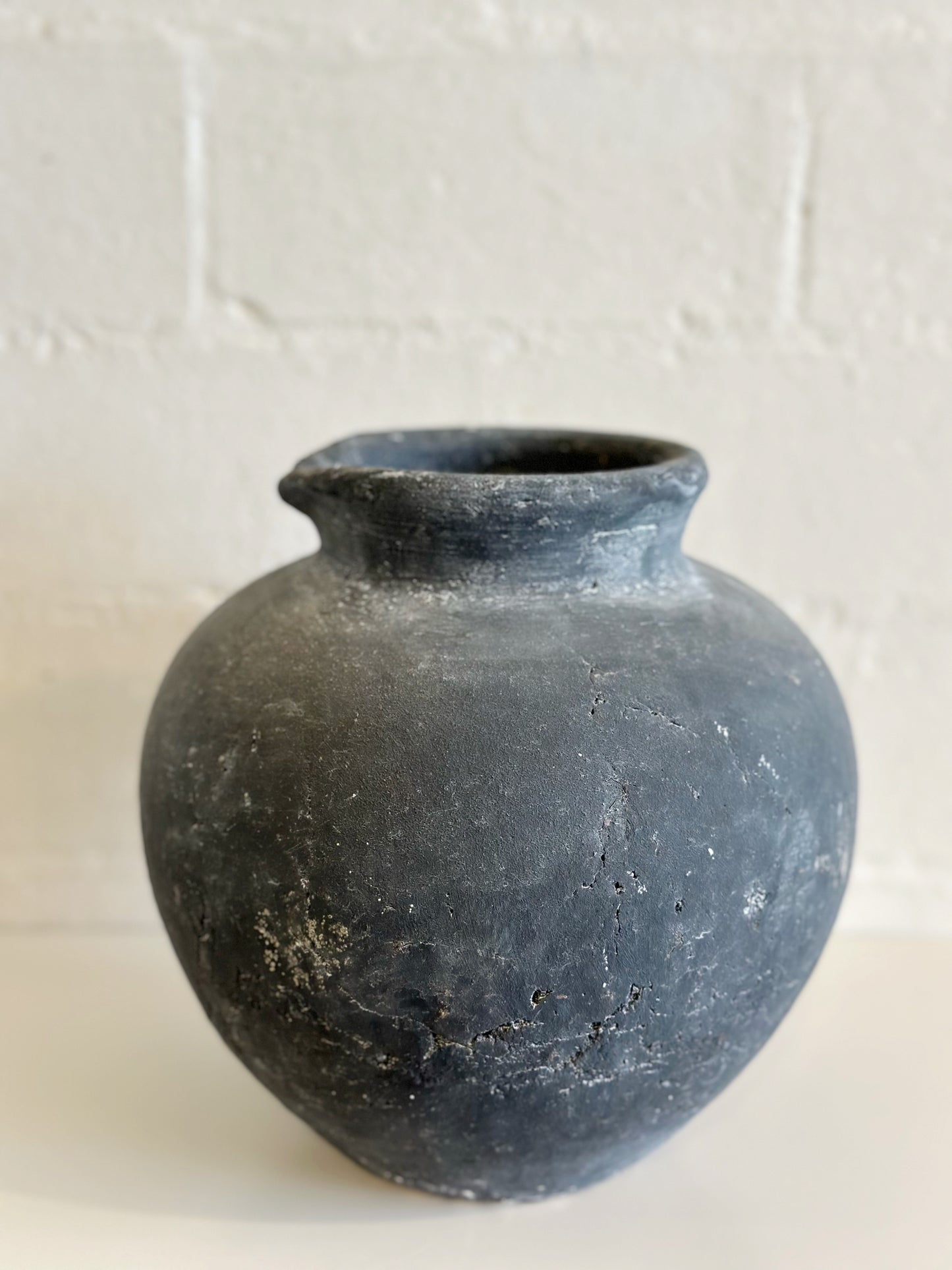 CHARCOAL ROUND VASE