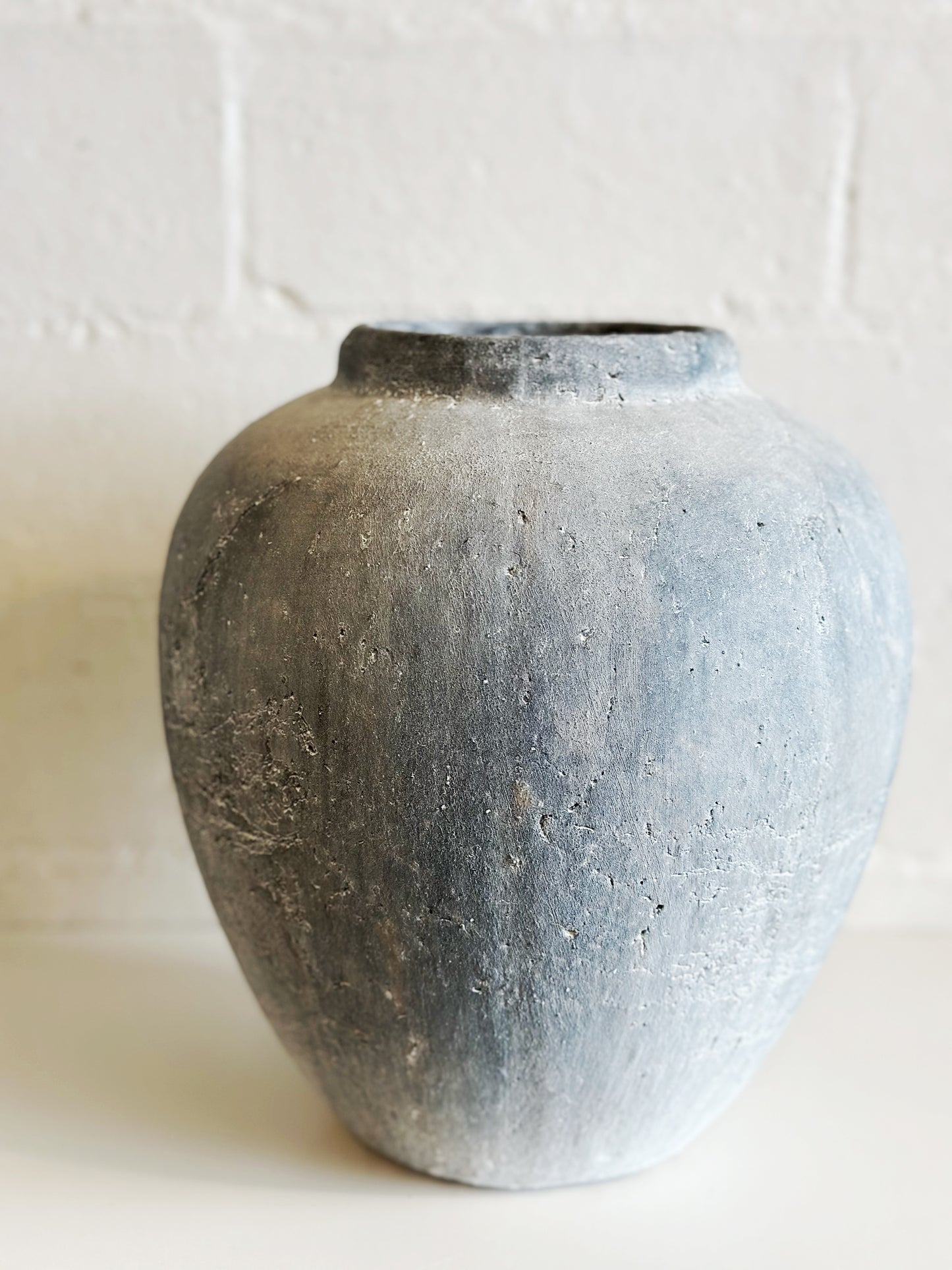 CHARCOAL ROUND VASE