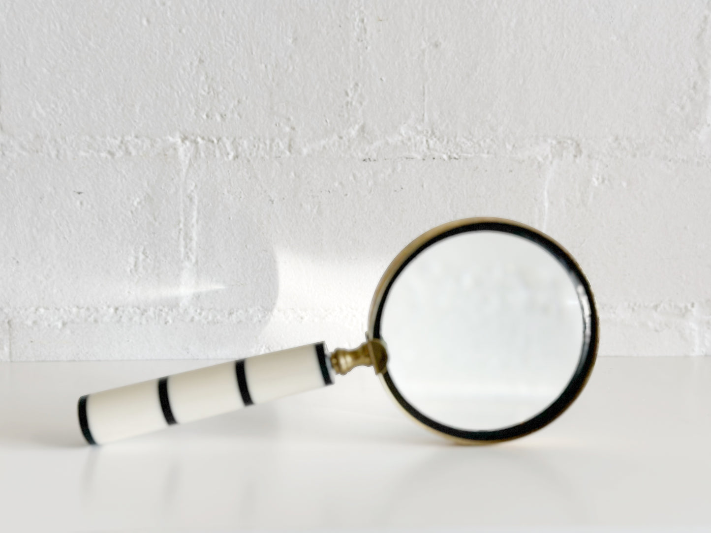 MAGNIFYING GLASS