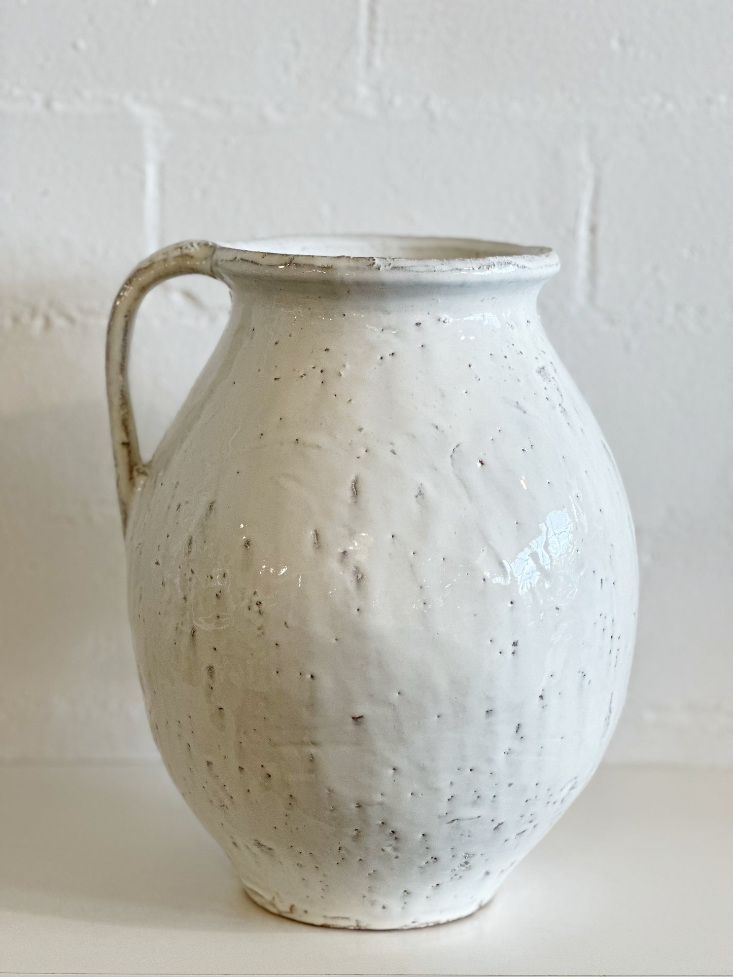 REACTIVE WHITE HANDLE VASE