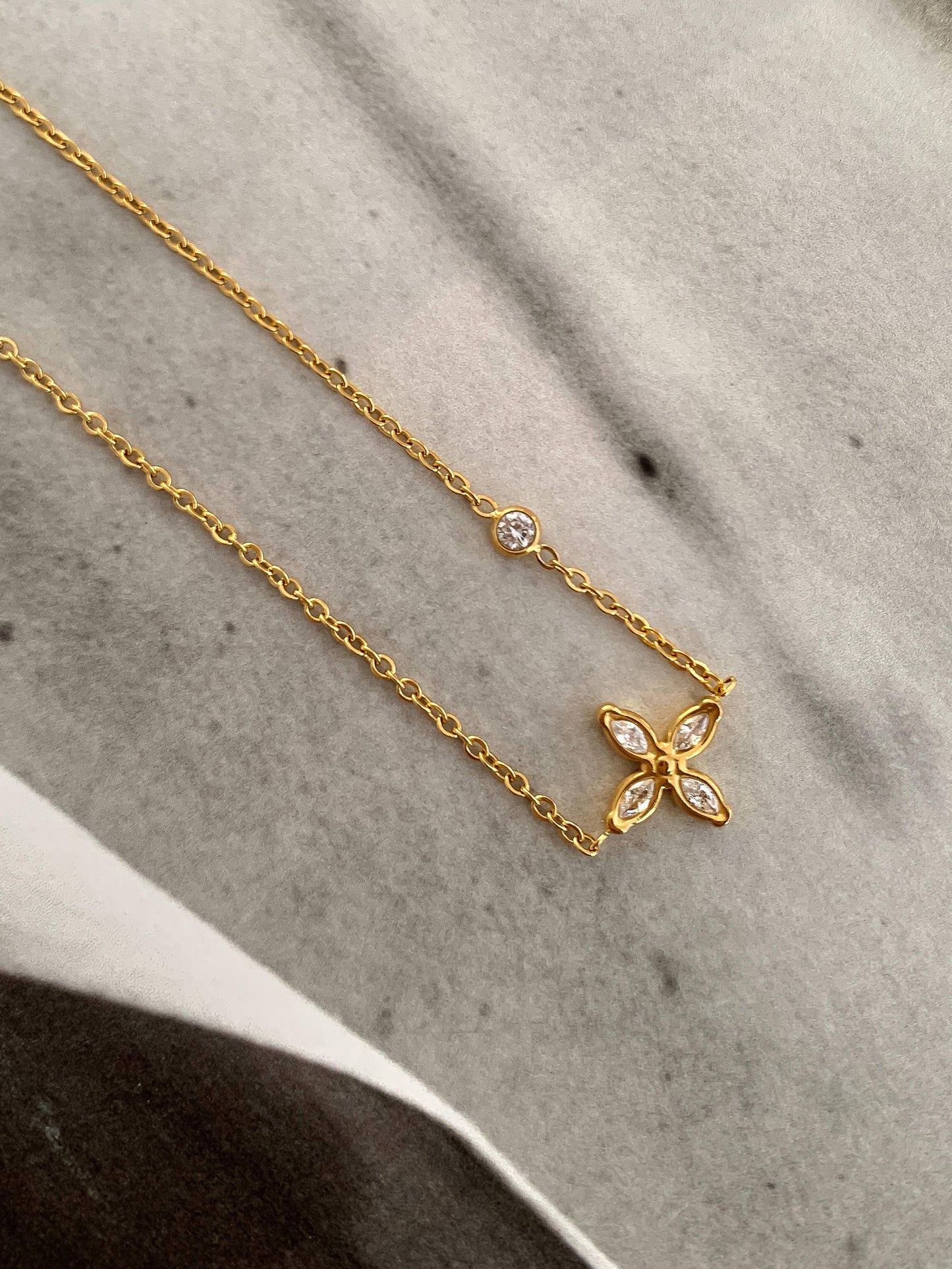 Clyra 18K Gold Non-Tarnish Dainty Flower Pendant Necklace: Yellow Gold