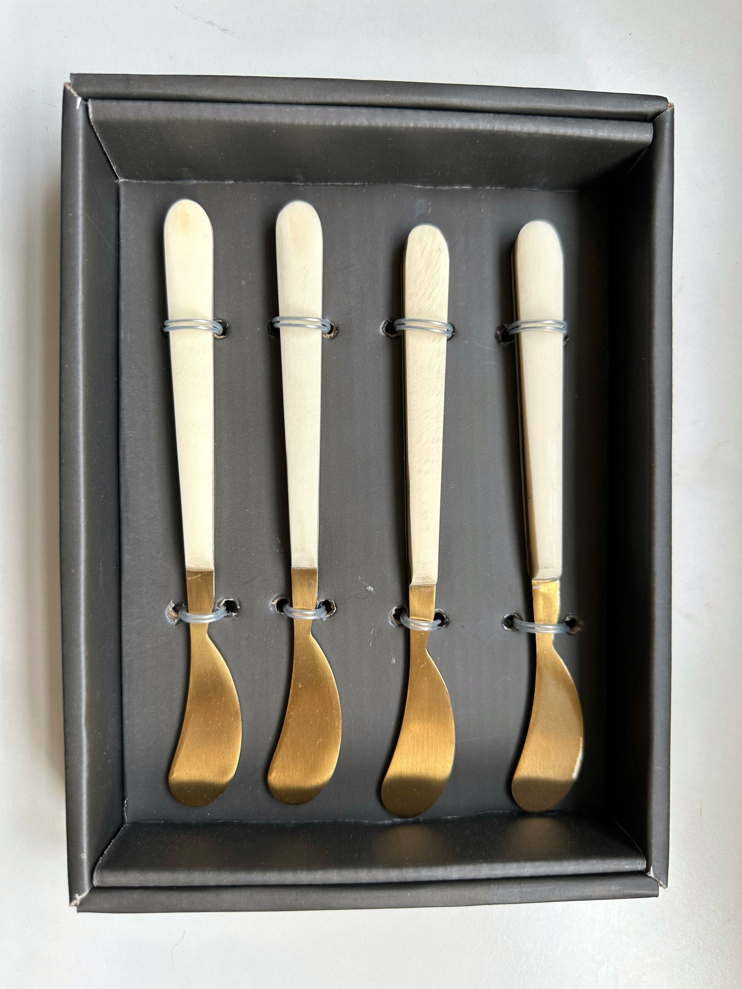 Set of 4 Cocktail Spreaders Gold with White Resin Handles