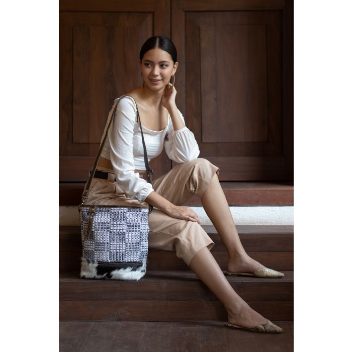 ELEGANT CANVAS SHOULDER BAG