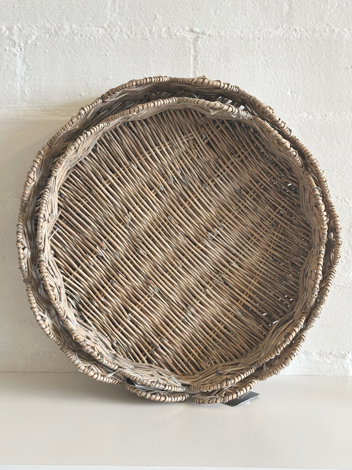 GREY WASH WILLOW ROUND TRAY