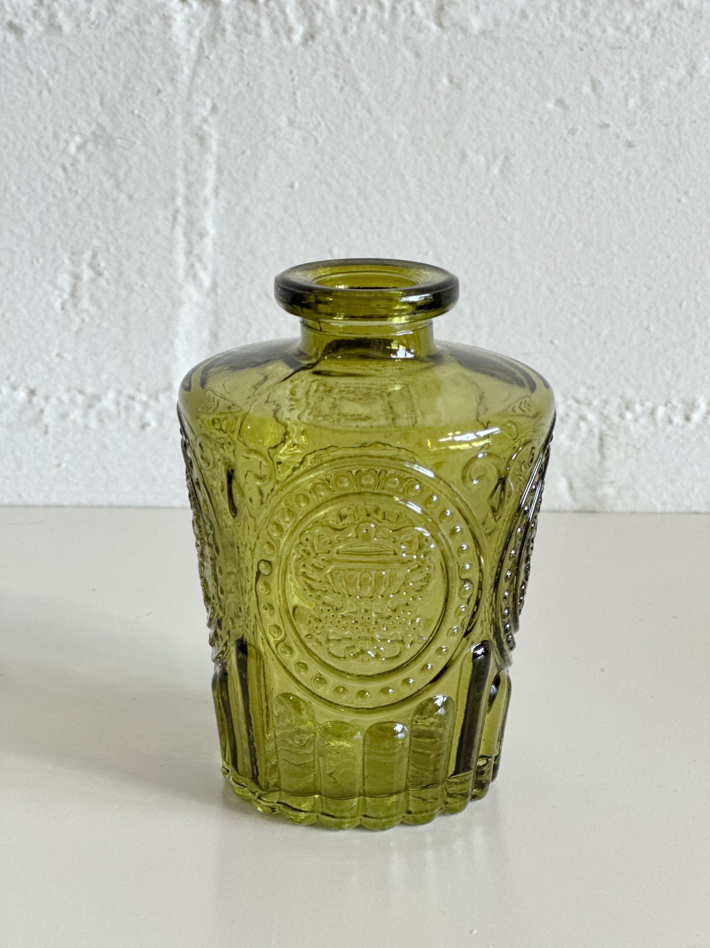 VINTAGE OLIVE GREEN GLASS BUD VASE