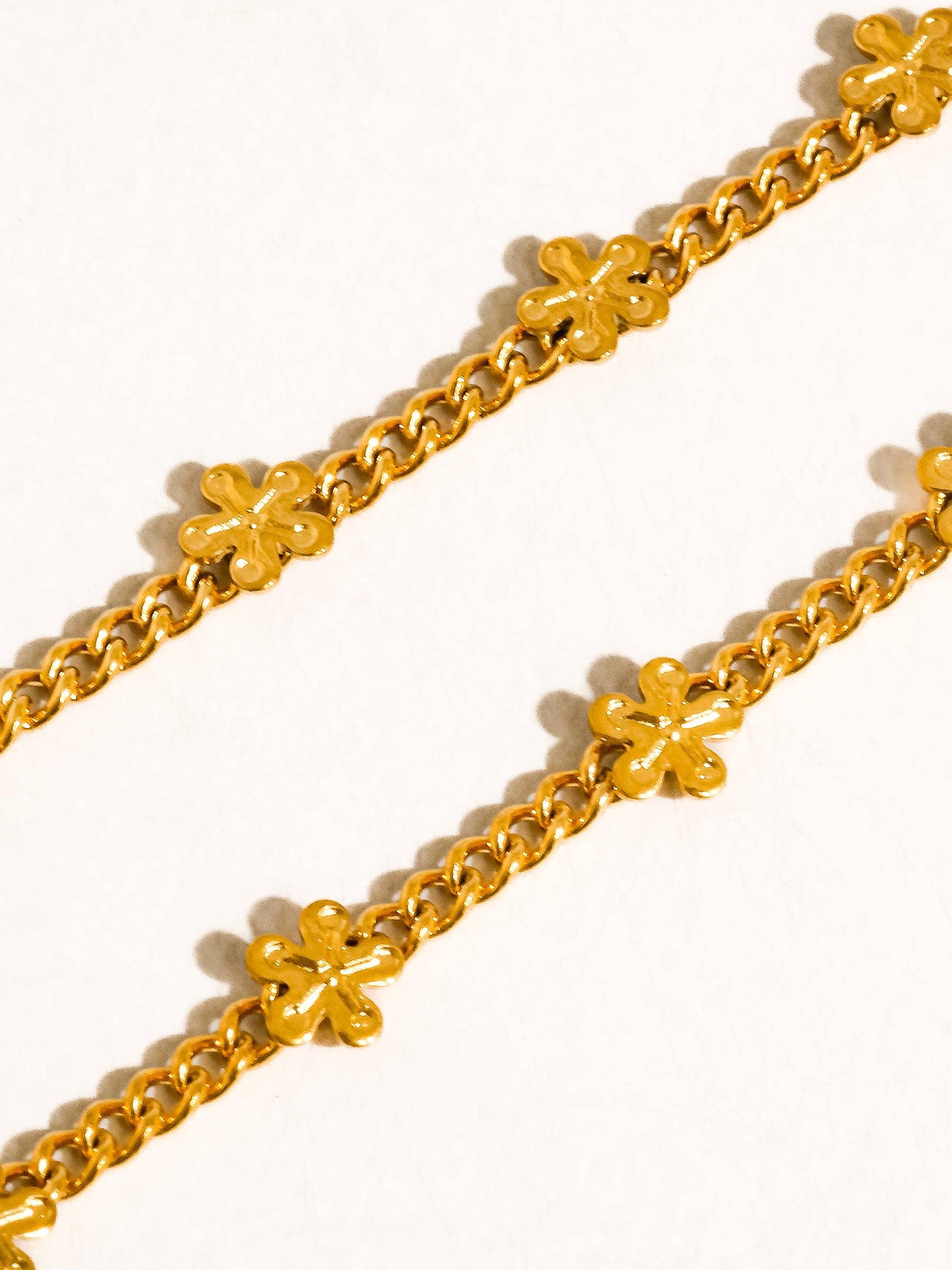 Haisley 18K Gold Non-Tarnish Dainty Flower Chain Necklace: Yellow Gold