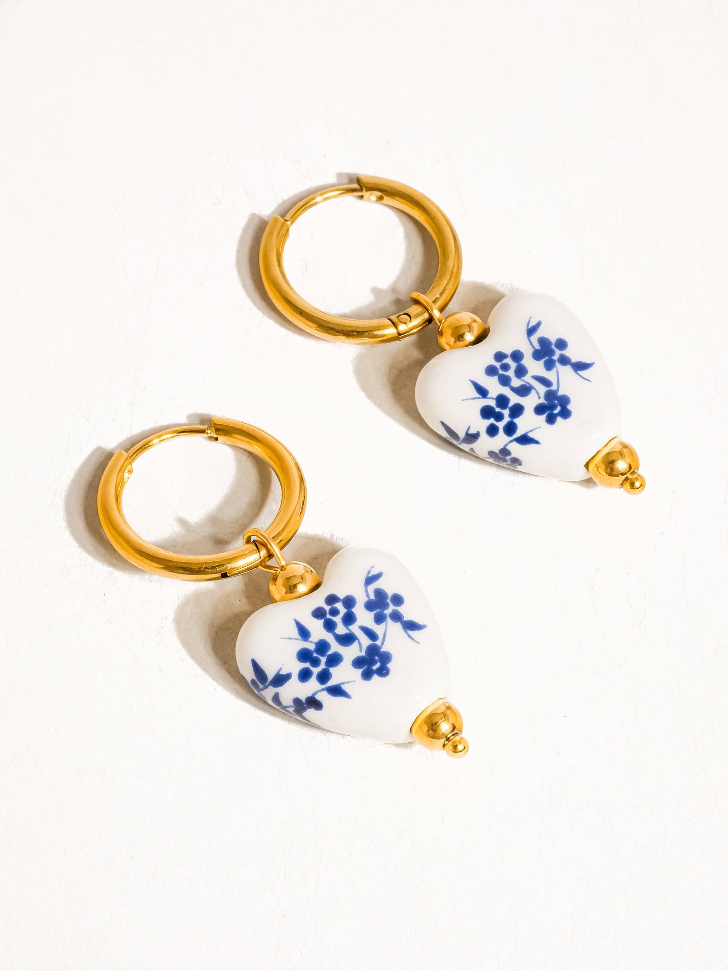 Yun 18K Gold Non-Tarnish Ceramic Floral Heart Earring: Blue