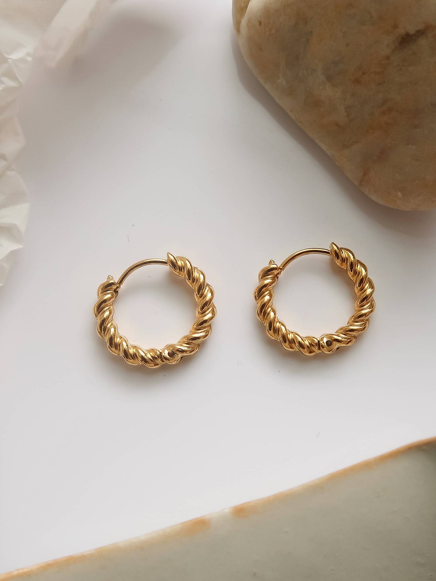 Cere 18K Gold Non-Tarnish Twisted Hoop Earrings: Yellow Gold / Oval