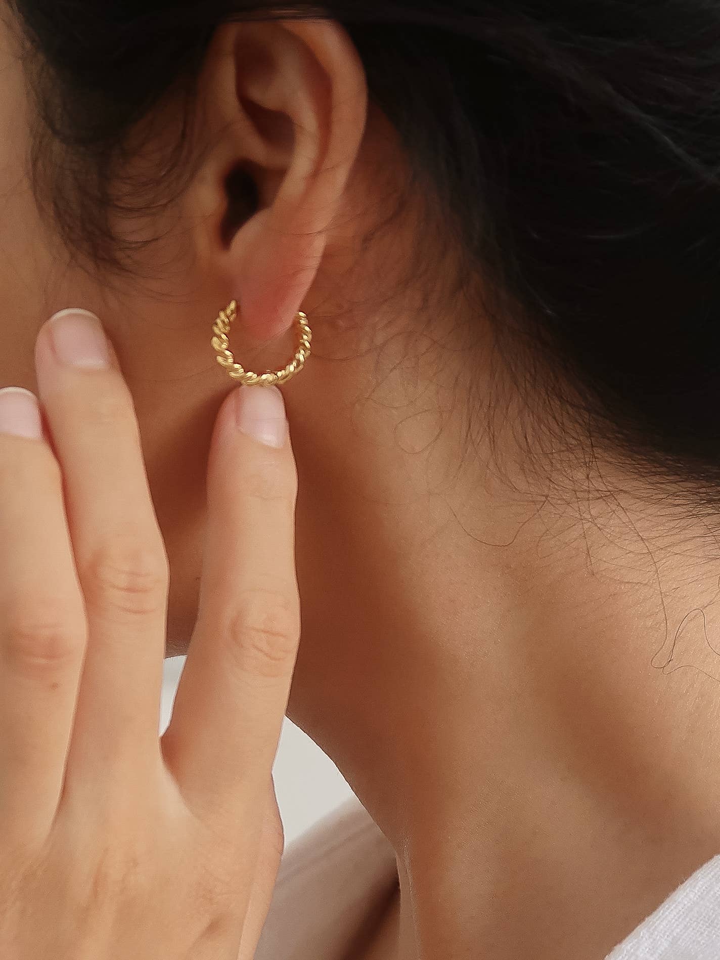 Cere 18K Gold Non-Tarnish Twisted Hoop Earrings: Yellow Gold / Oval