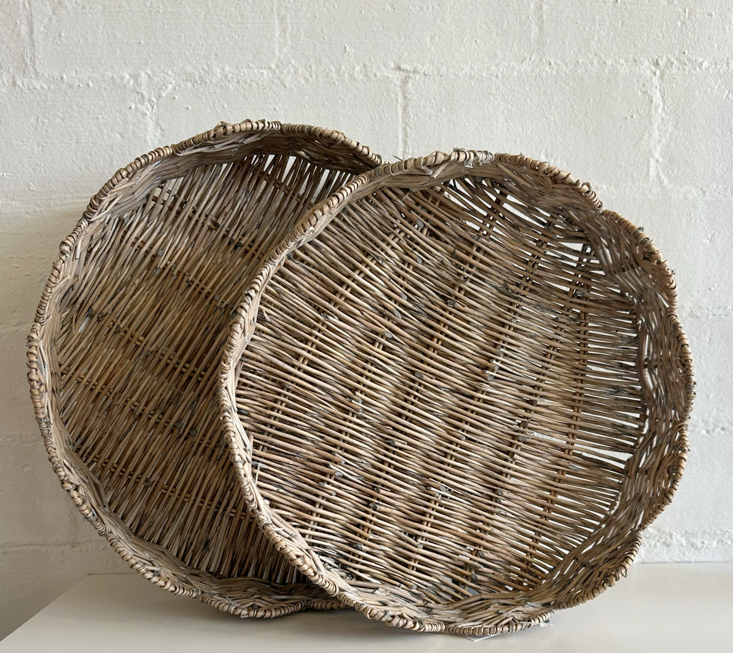GREY WASH WILLOW ROUND TRAY