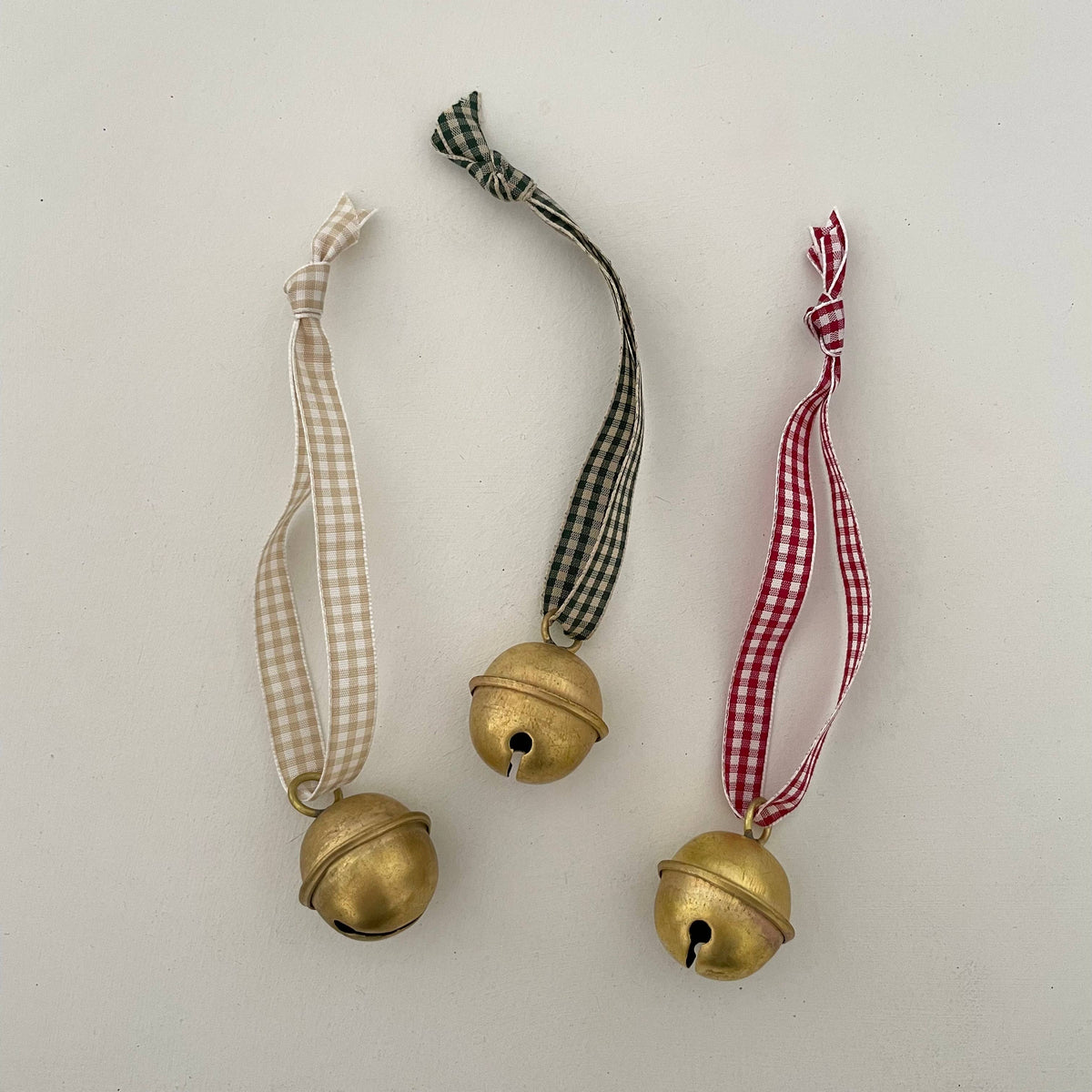 1 1/4" brass sleigh bell ornament gingham ribbon: Tan/Wht