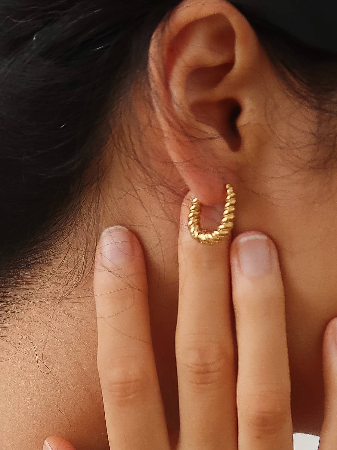 Cere 18K Gold Non-Tarnish Twisted Hoop Earrings: Yellow Gold / Oval