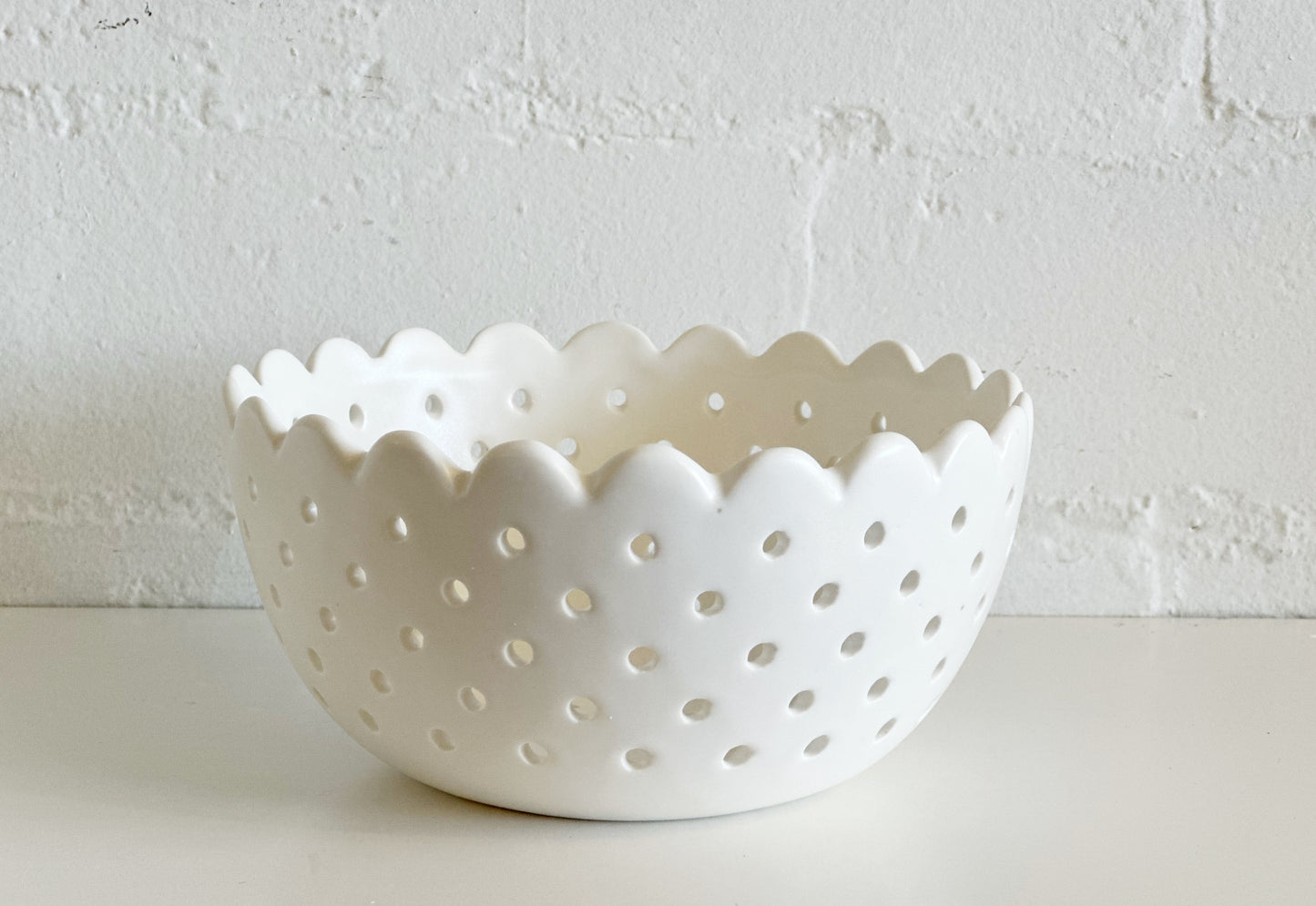 Ceramic Scalloped Strainer Bowl