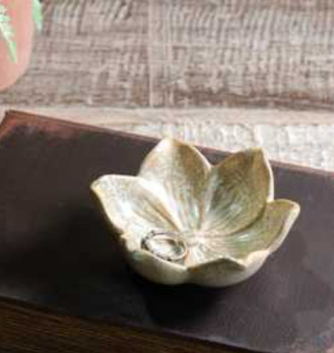 BEIGE FLOWER DISH