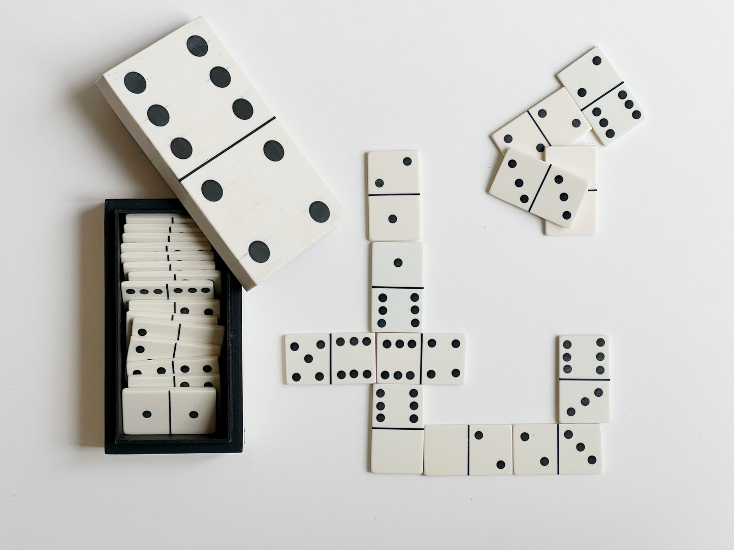 RESIN DOMINO BOX W/DOMINOES