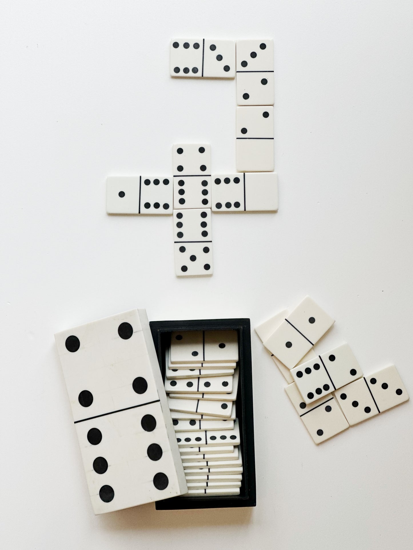 RESIN DOMINO BOX W/DOMINOES