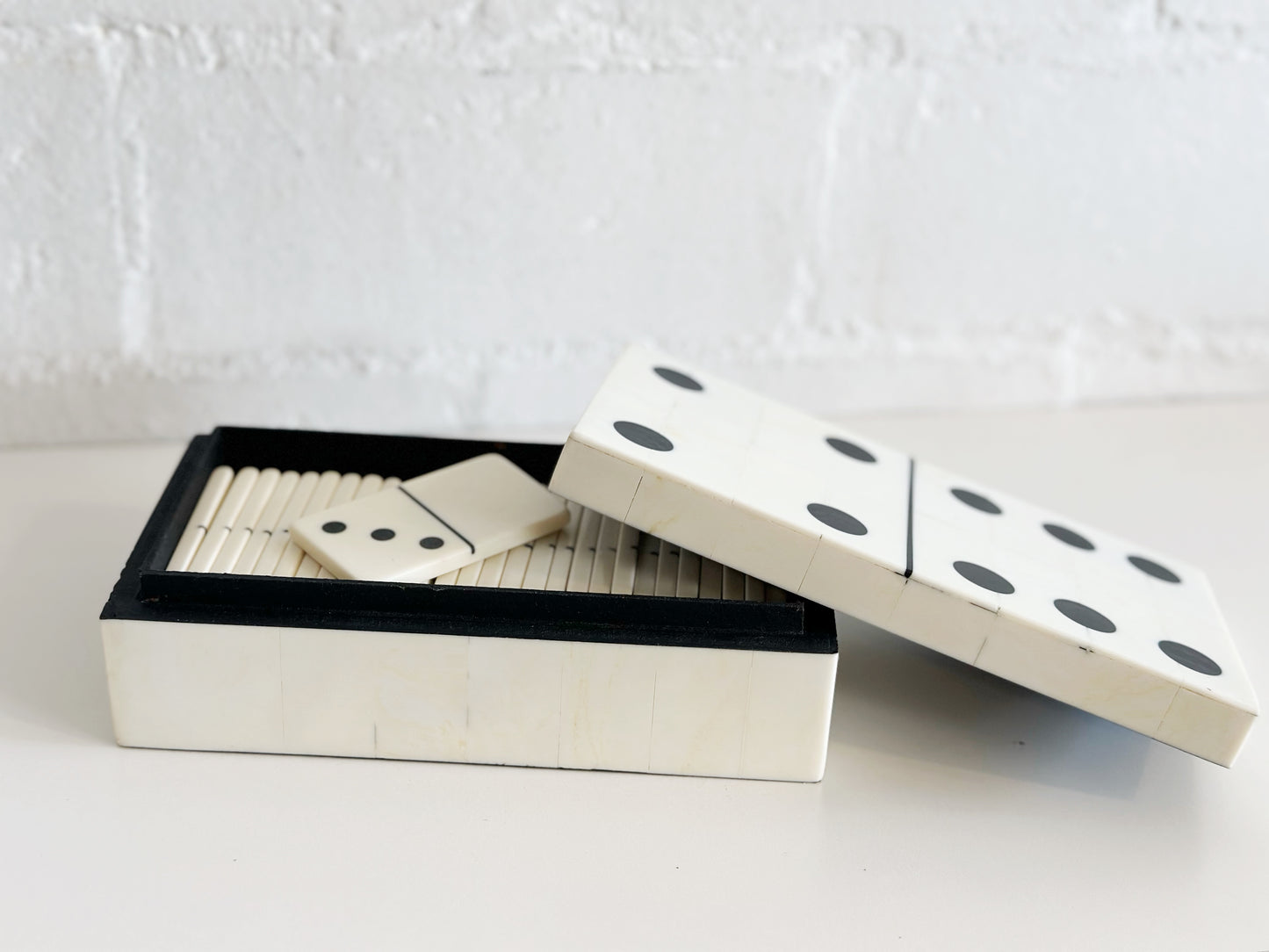 RESIN DOMINO BOX W/DOMINOES