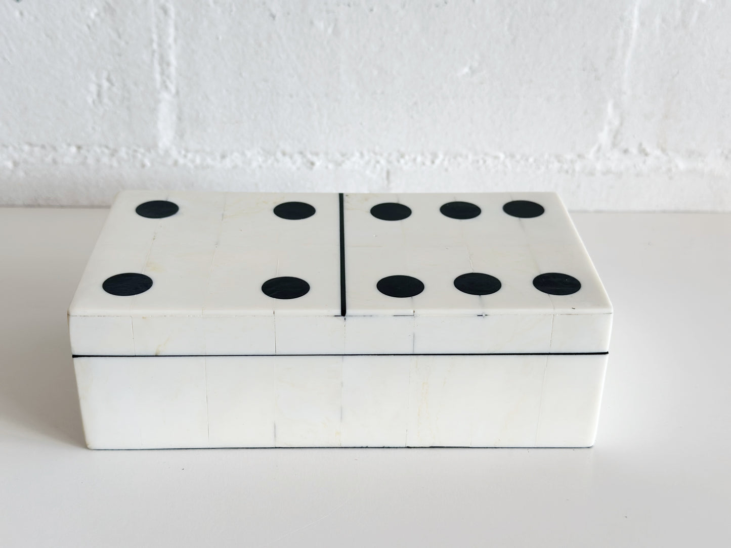 RESIN DOMINO BOX W/DOMINOES