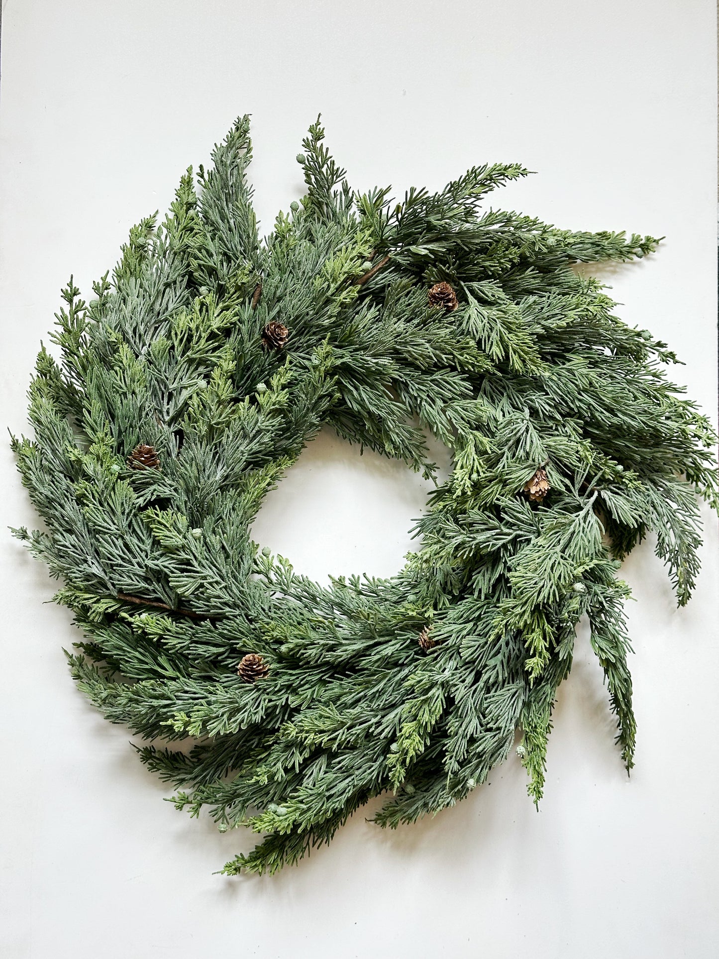 24” WASHED CEDAR WREATH WITH CONE & BERRY