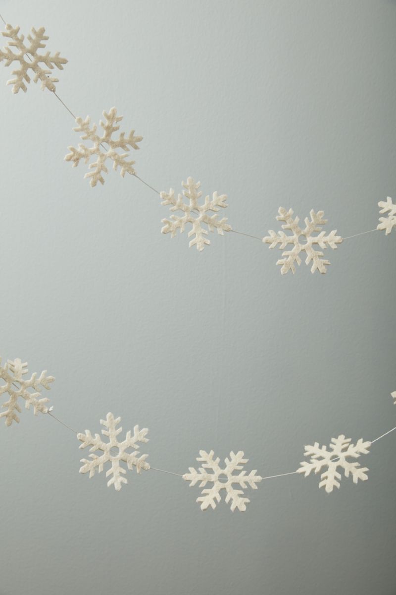 SNOWY GARLAND