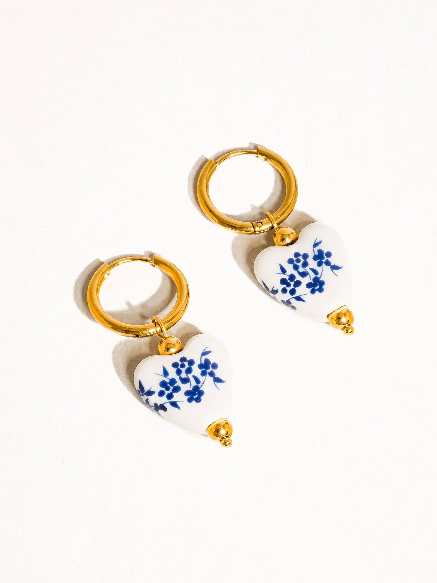 Yun 18K Gold Non-Tarnish Ceramic Floral Heart Earring: Blue