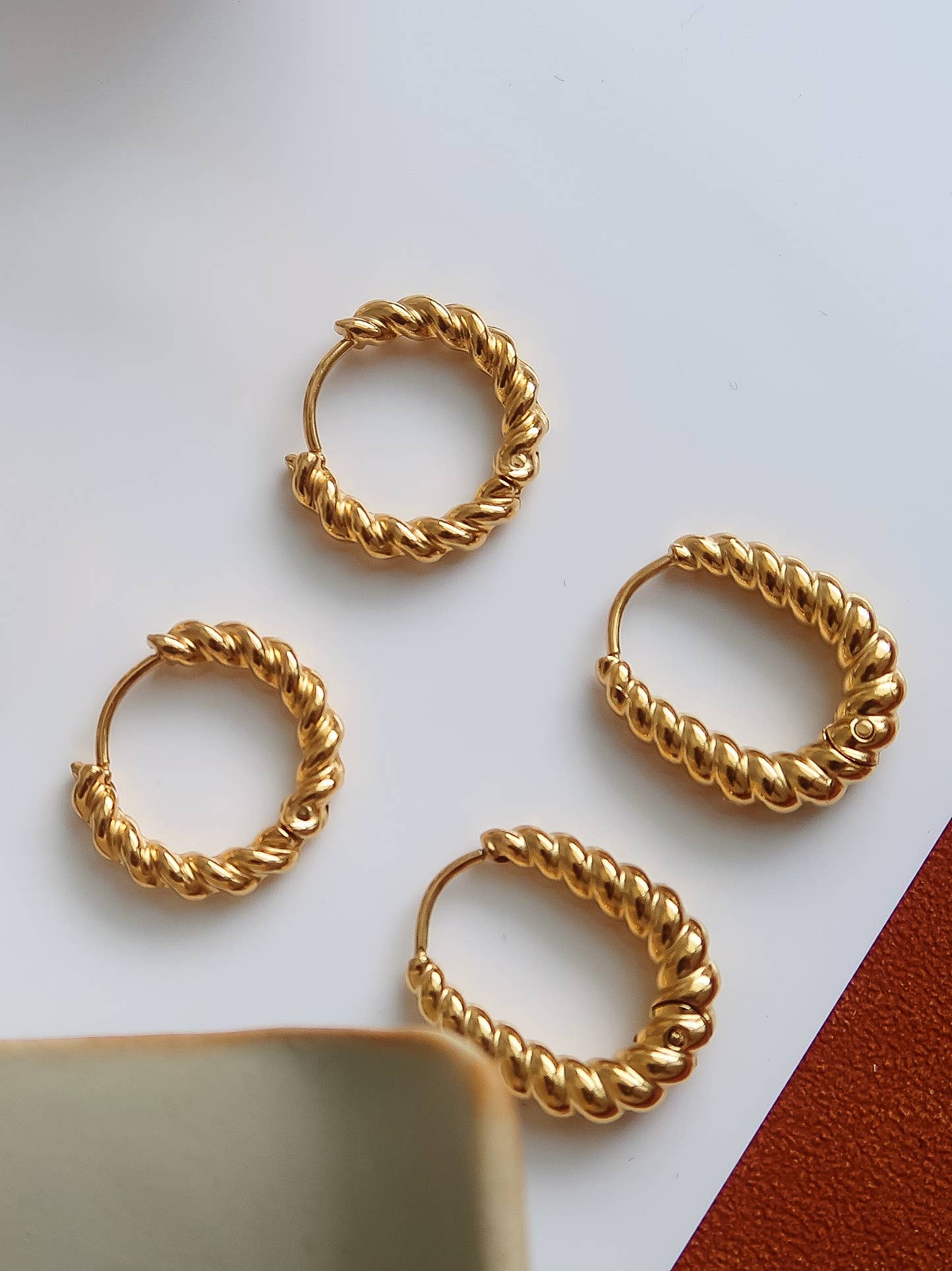 Cere 18K Gold Non-Tarnish Twisted Hoop Earrings: Yellow Gold / Oval