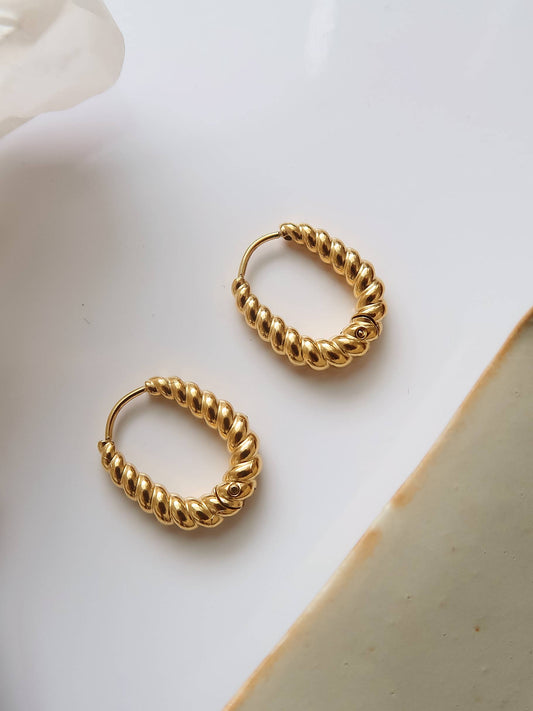 Cere 18K Gold Non-Tarnish Twisted Hoop Earrings: Yellow Gold / Oval