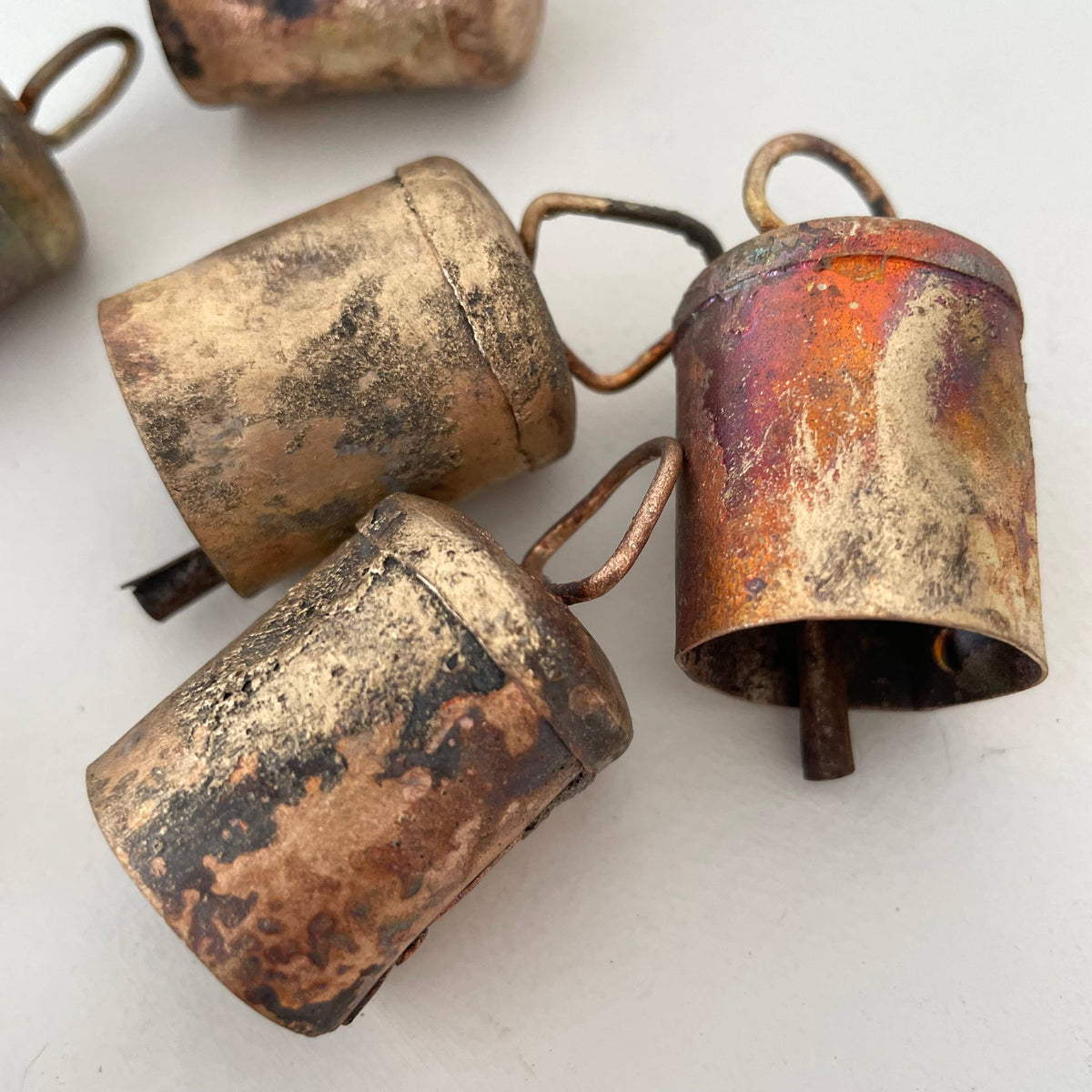 1 3/4" flat top brass bell ornament  velvet ribbon: Cognac