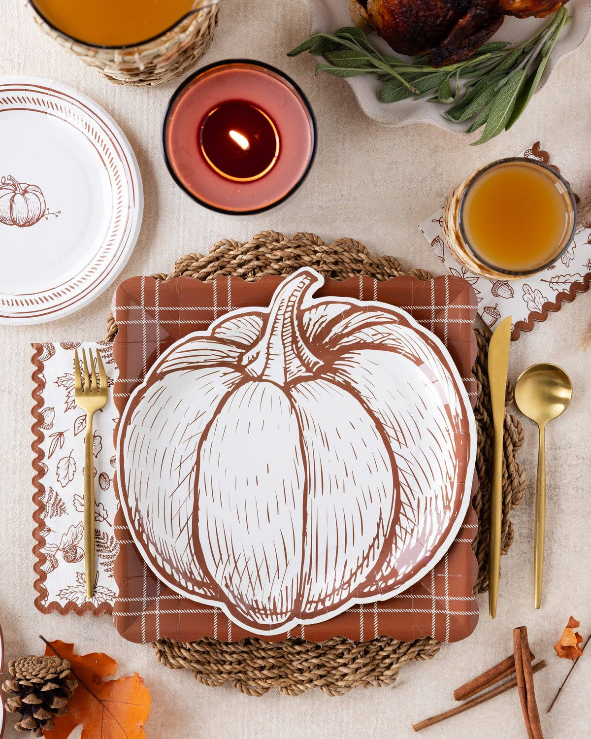 GTH1342 - Pumpkin Line Art Shaped Paper Plates
