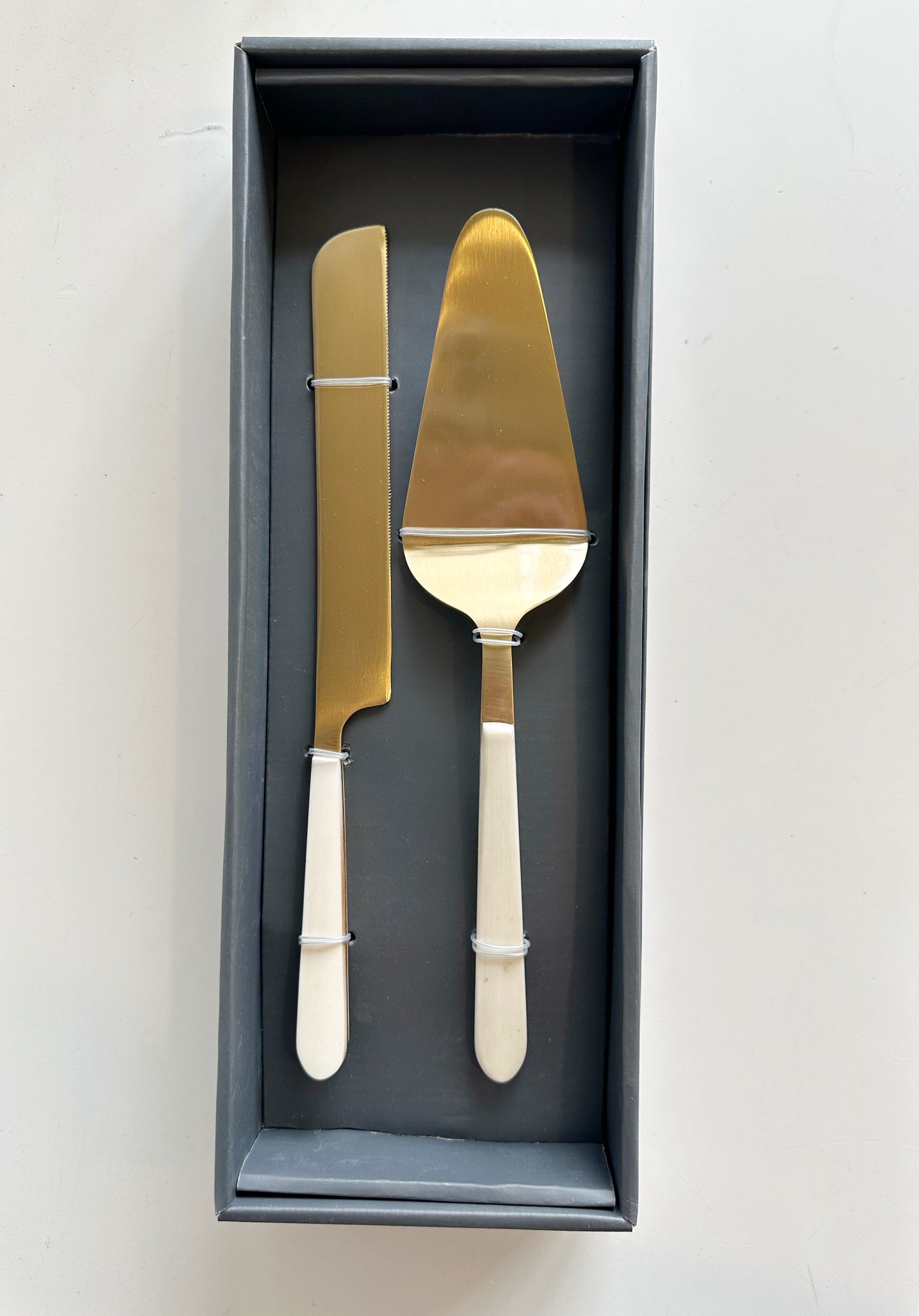2 piece Cake Serving Set Gold with White Resin Handles